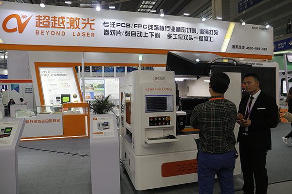 销售代表向客户介绍设备.JPG 销售代表向客户介绍设备.JPG