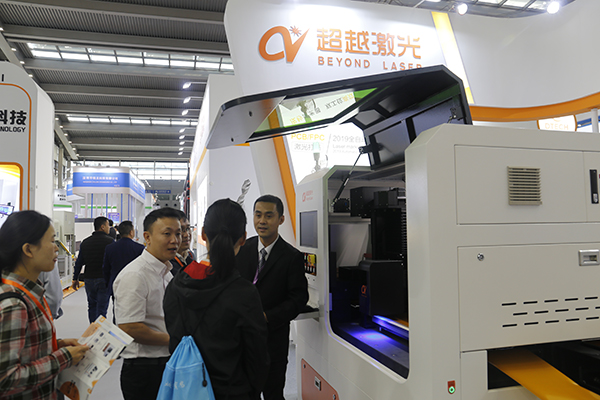 销售代表对客户进行说明.JPG 销售代表对客户进行说明.JPG