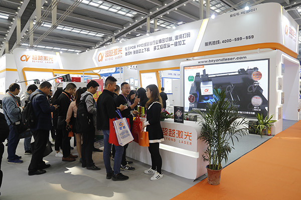 参观的客户络绎不绝.JPG 参观的客户络绎不绝.JPG