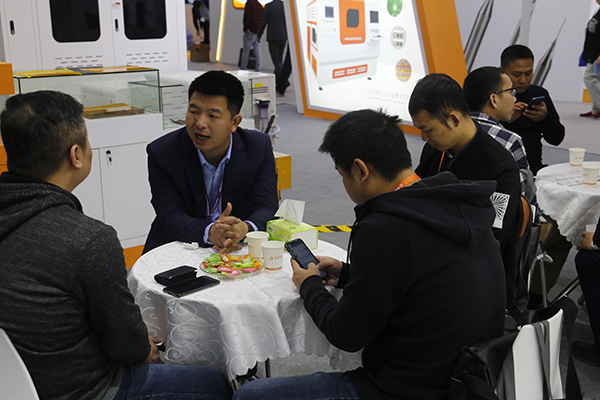 现场洽谈.JPG 现场洽谈.JPG