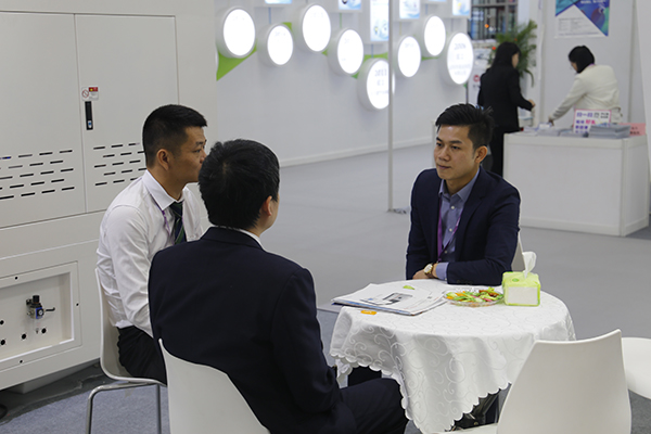 现场洽谈.JPG 现场洽谈.JPG