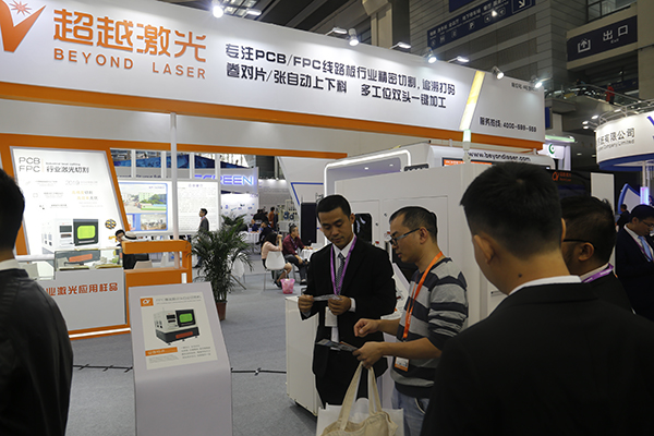 与客户互递名片.JPG 与客户互递名片.JPG