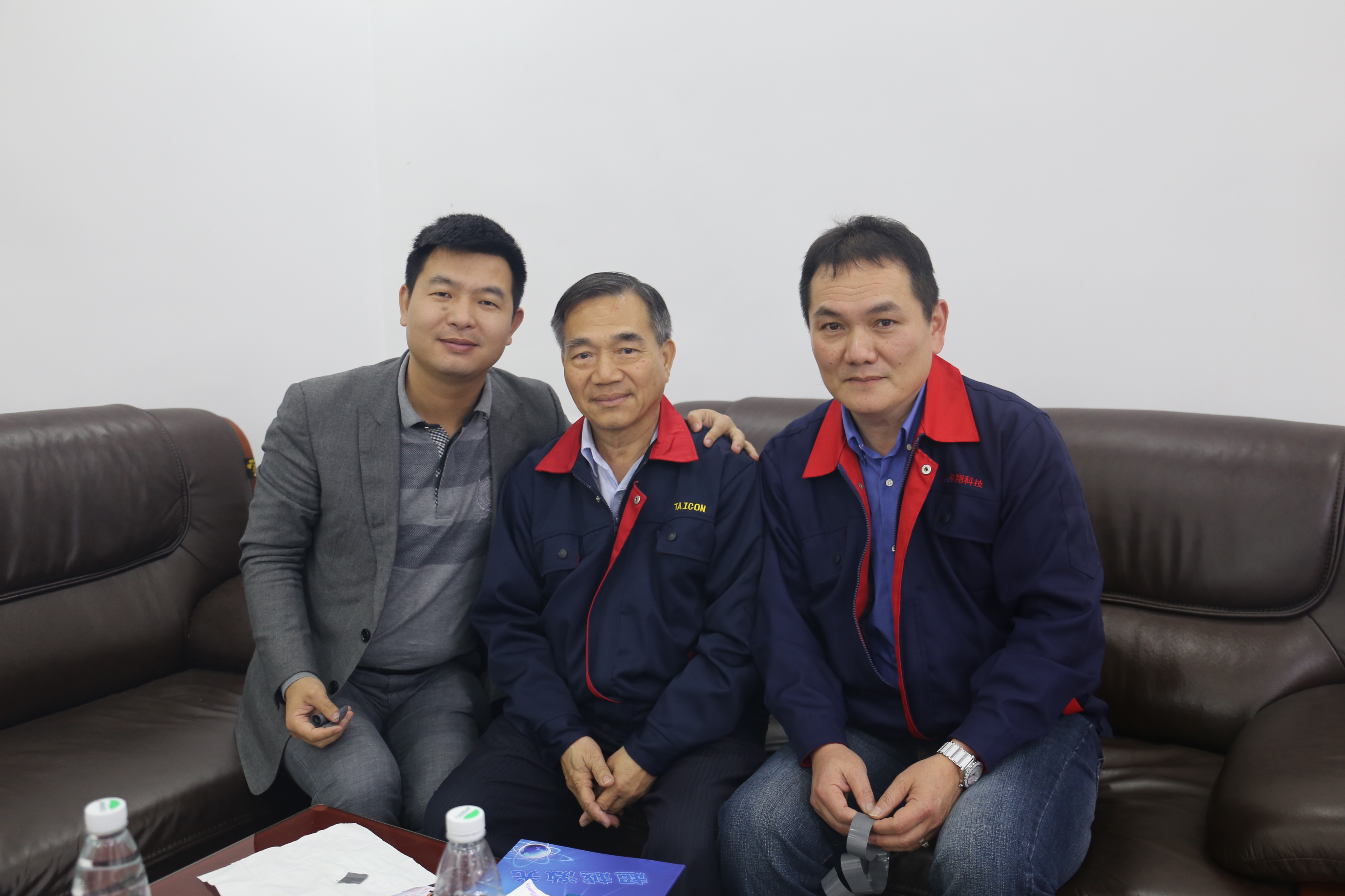 超越激光经理与客户合影